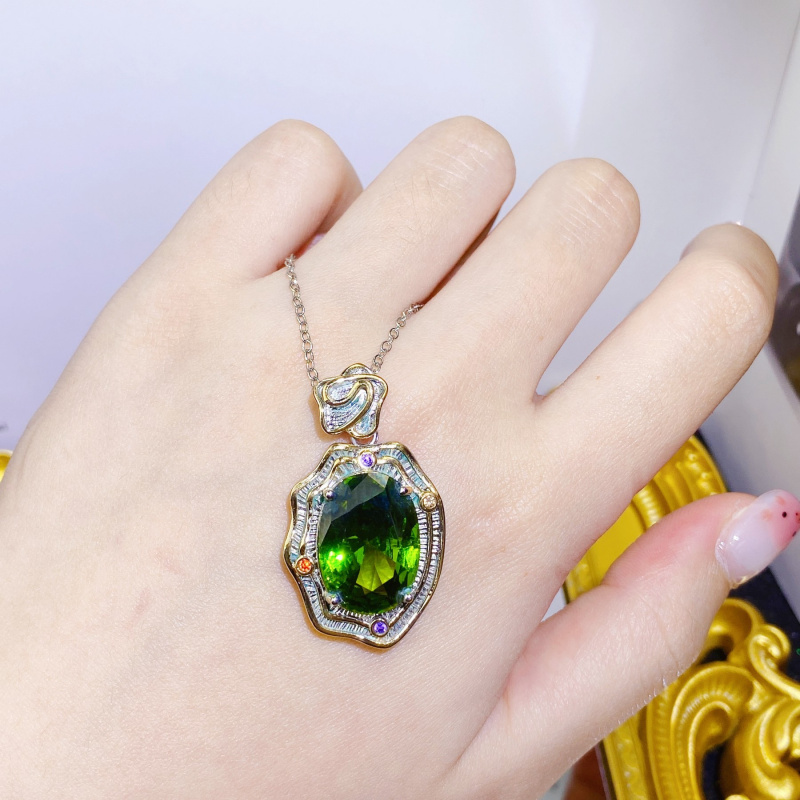 'Ghost Artifact' kettinghanger - Used Jewelry Watches recensie en prijs